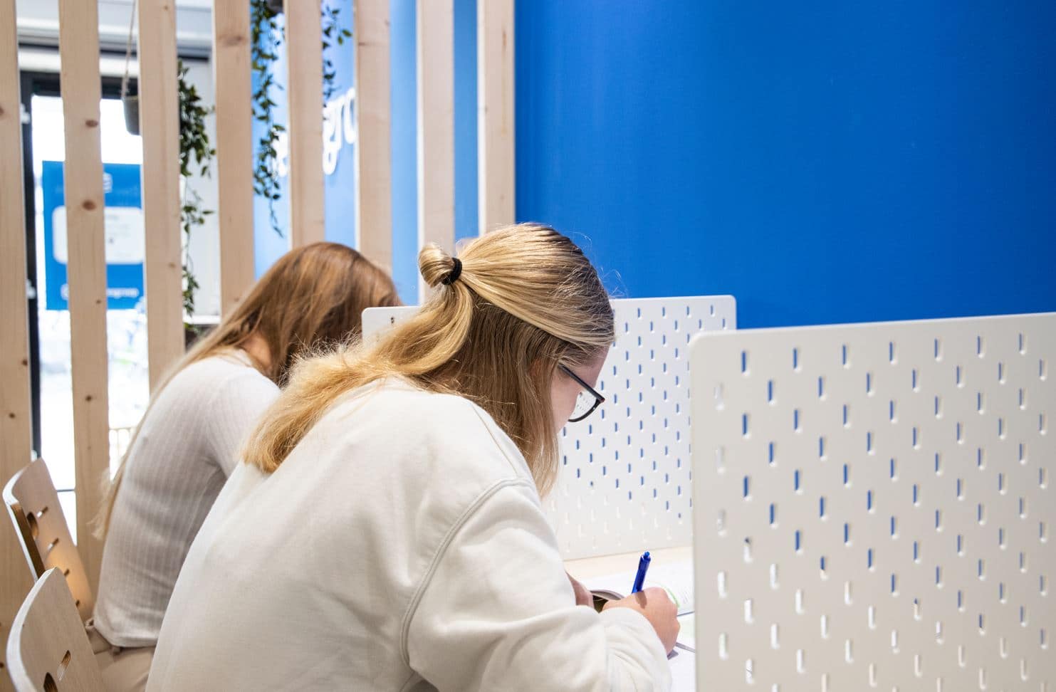 Leerling werkt rustig aan een oefenopgave voor de doorstroomtoets via Klaslokaal.app